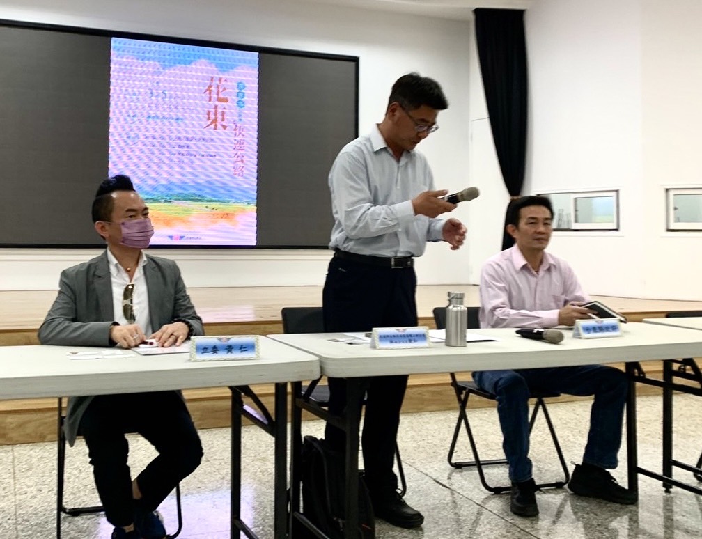 黃仁國會辦公室主任蘇品家(左1)出席花東快速公路建設協調會,表達黃仁誓死為族人鄉親爭取推動花東快速公路的立場。(記者包克明 翻攝)