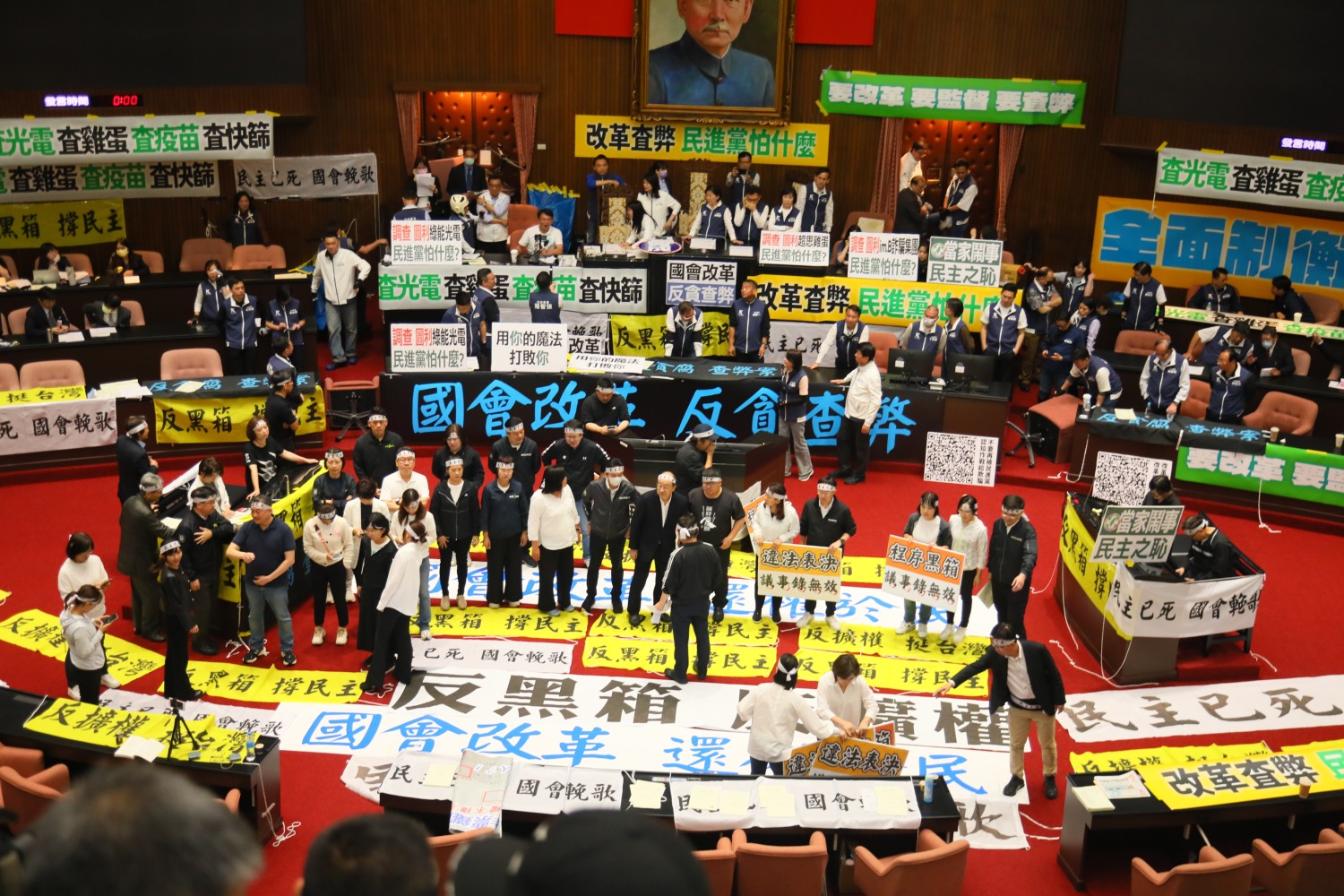立法院院會今天持續審查國會改革法案,反制民進黨發動的各種杯葛,朝野黨團一大早即衝突不斷。(記者包克明 攝)
