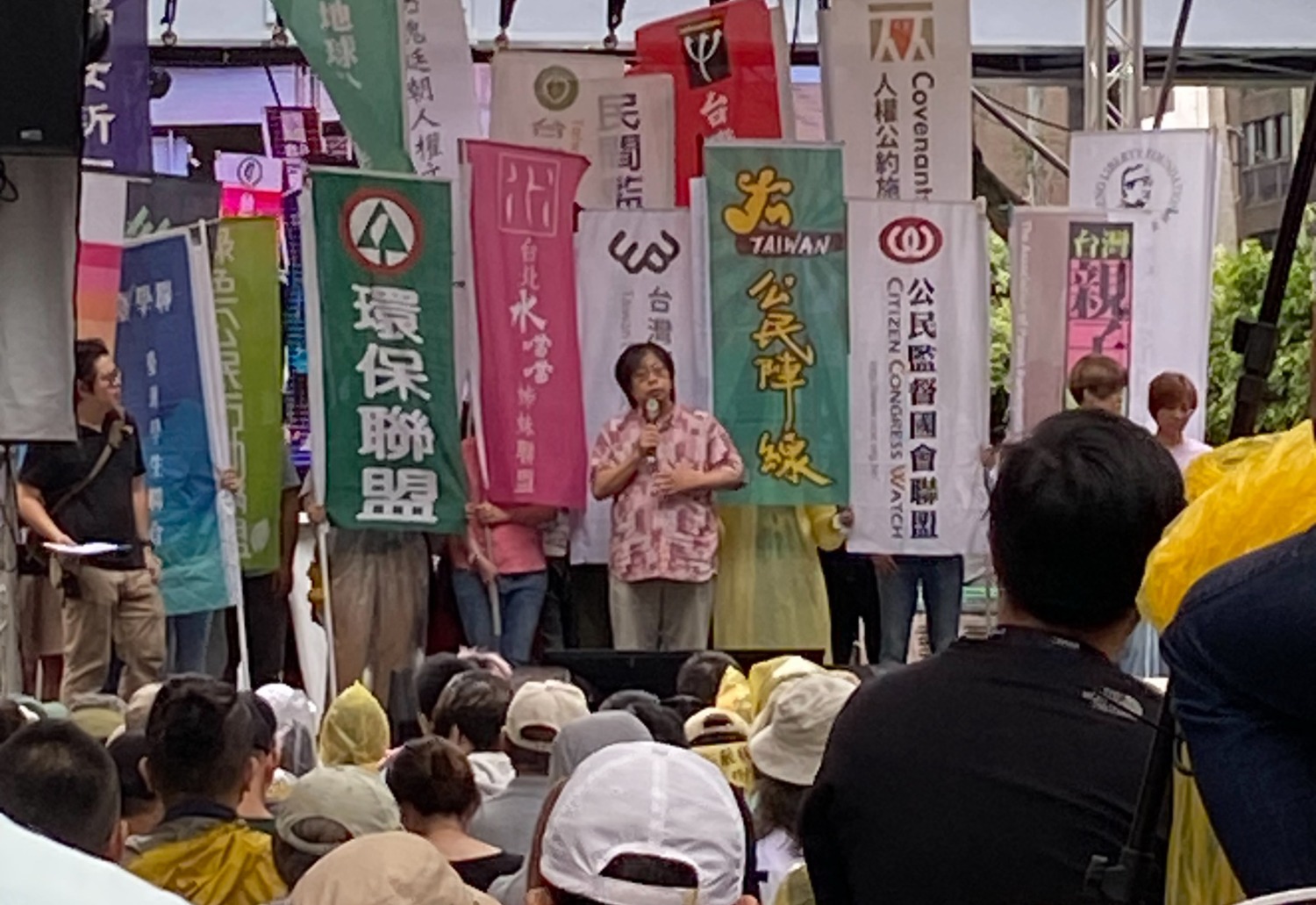 立法院外,10餘民進黨側翼民團發起支持者到場聲援,反對國會修法擴權。(記者包克明 攝)