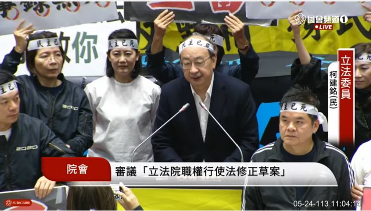 民進黨立院黨團總召柯建銘發言時,痛斥立法院長韓國瑜未能嚴格遵守議事規則,黑箱作票。(記者包克明 攝)