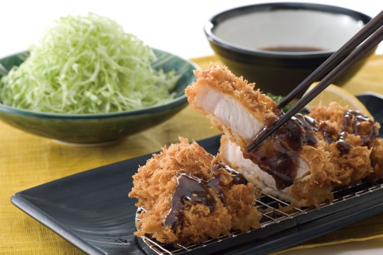 台灣勝博殿慶祝創業57周年，邀請您享用特選豬排並參與東京雙人來回機票抽獎活動。(圖/勝博殿提供)