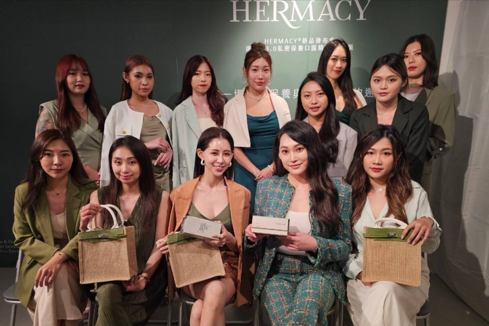 品牌創辦人王韡蒨（右2）與美麗時尚的代理商們會後合影。（圖／記者 黃荷琇攝）