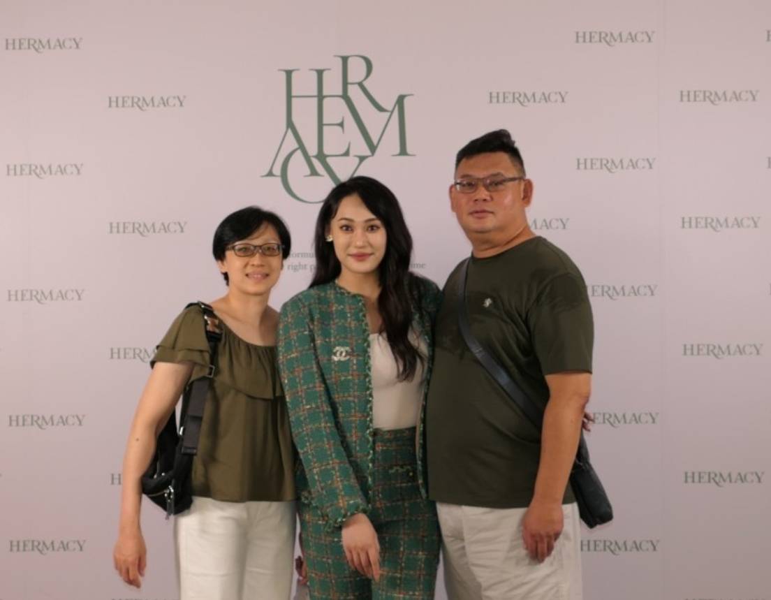 『HERMACY』品牌創辦人王韡蒨的父母也親自到場祝賀。（圖／記者 黃荷琇攝）