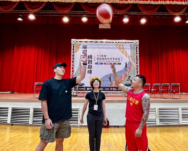 新北市原民局長Siku Yaway林瑋茜在開幕式上開球，為兩天的賽事拉開序幕。(圖/新北市原民局 提供)