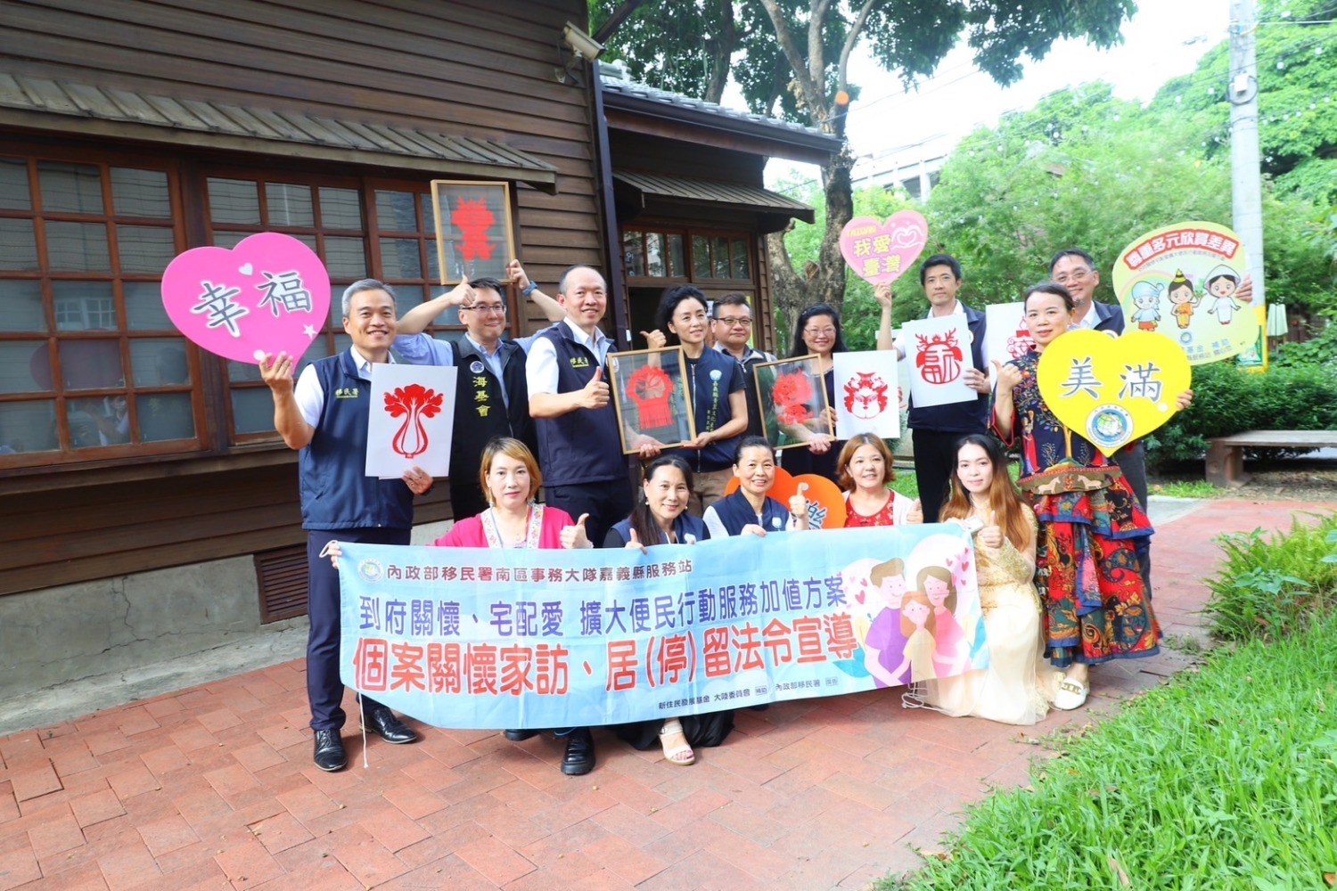 移民署嘉義縣服務站辦理擴大行動服務跨機關聯合訪視行程,訪視嘉義縣青翼文化產業協會。(記者 張艷君翻攝)