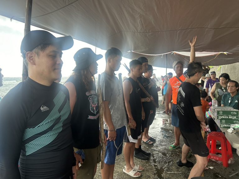 阿美族海祭（Milaedis）是為祭拜海神之相關祭典，儘管天候不佳，但族人仍風雨無阻熱情參與。(圖／旅北都蘭同鄉會提供)