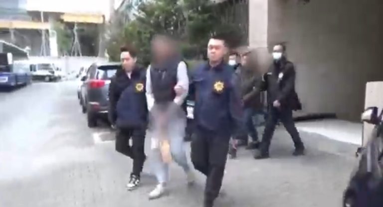 刑事局警方逮捕具竹聯幫豹堂身份背景的陳姓主嫌。（記者徐煜勝翻攝）