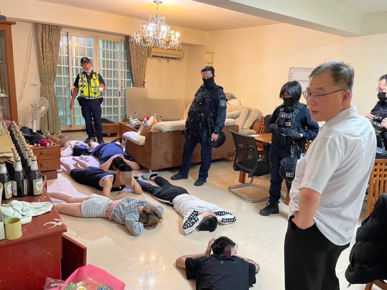 板橋分局偵查隊與板橋所員警攻入民宅壓制眾嫌。（記者徐煜勝翻攝）
