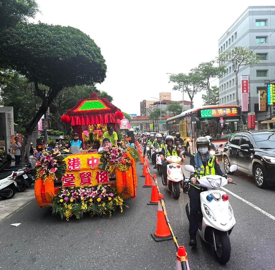 新莊大拜拜繞境,呼籲民眾提前改道避雍塞。(記者徐煜勝翻攝)
