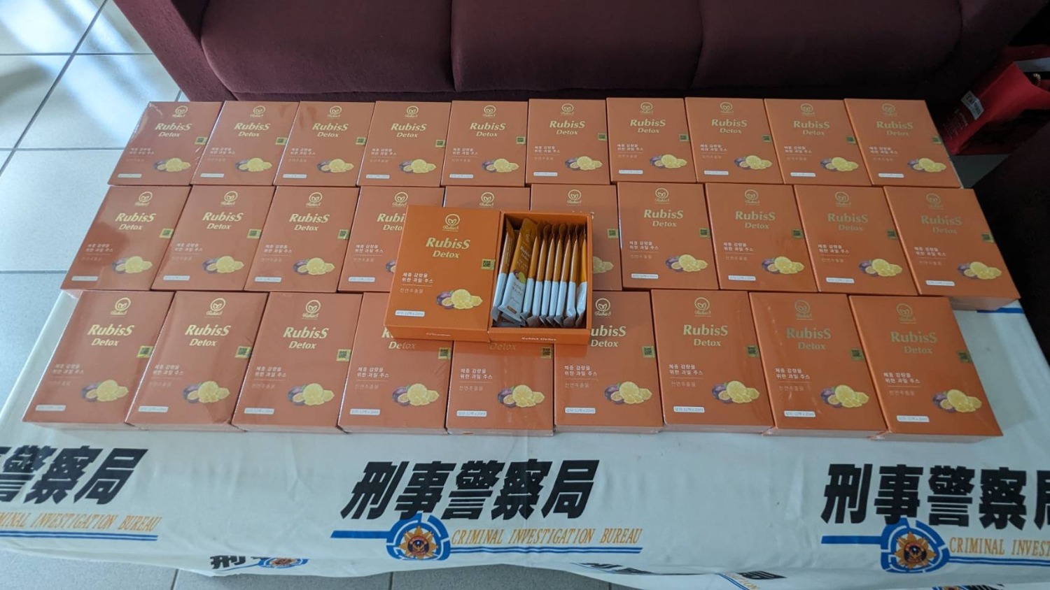刑事局中打六大四隊查獲海外含毒成份之瘦身藥。(記者徐煜勝翻攝)