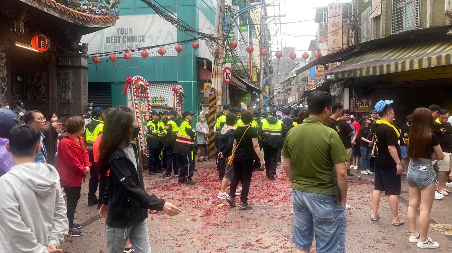 新北市警局為此大拜拜遶境投入大量警力以維護平安順利。(記者徐煜勝翻攝自臉書社團)