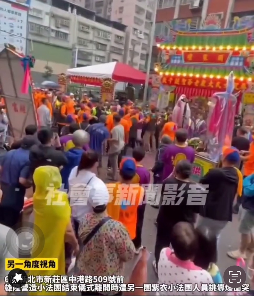 兩派人馬發生口角推擠,大批警方即時介入隔開雙方,所幸未釀成更大衝突。(記者徐煜勝翻攝自社會事新聞影音。)