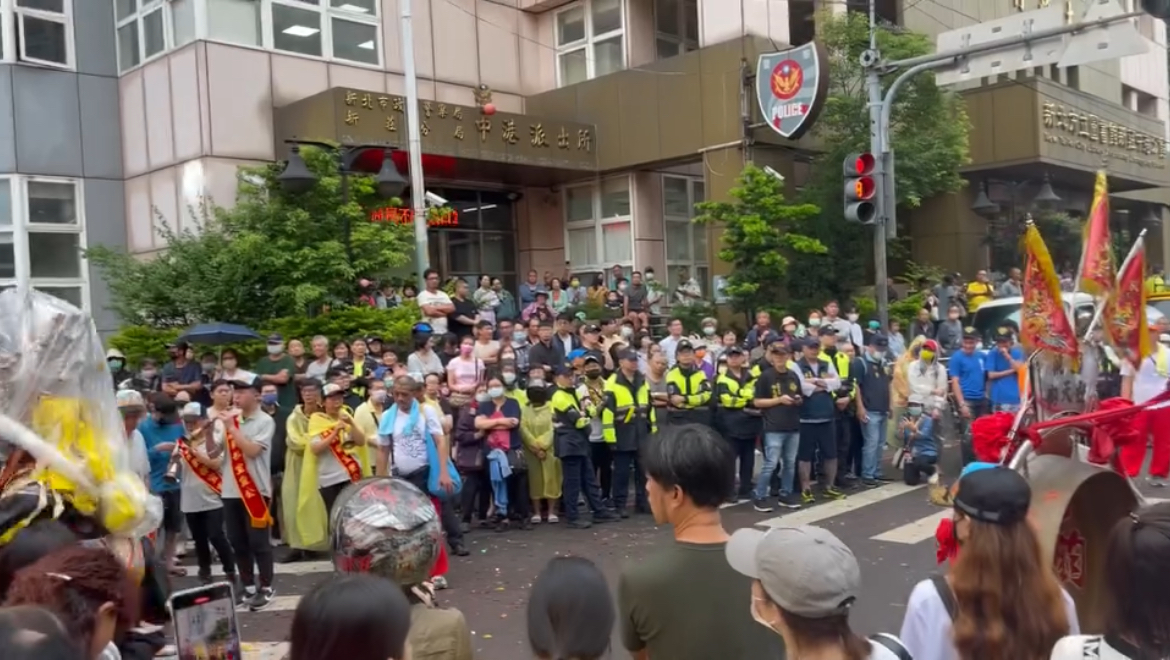 紅壇旁皆有大批警力駐守。(記者徐煜勝攝)