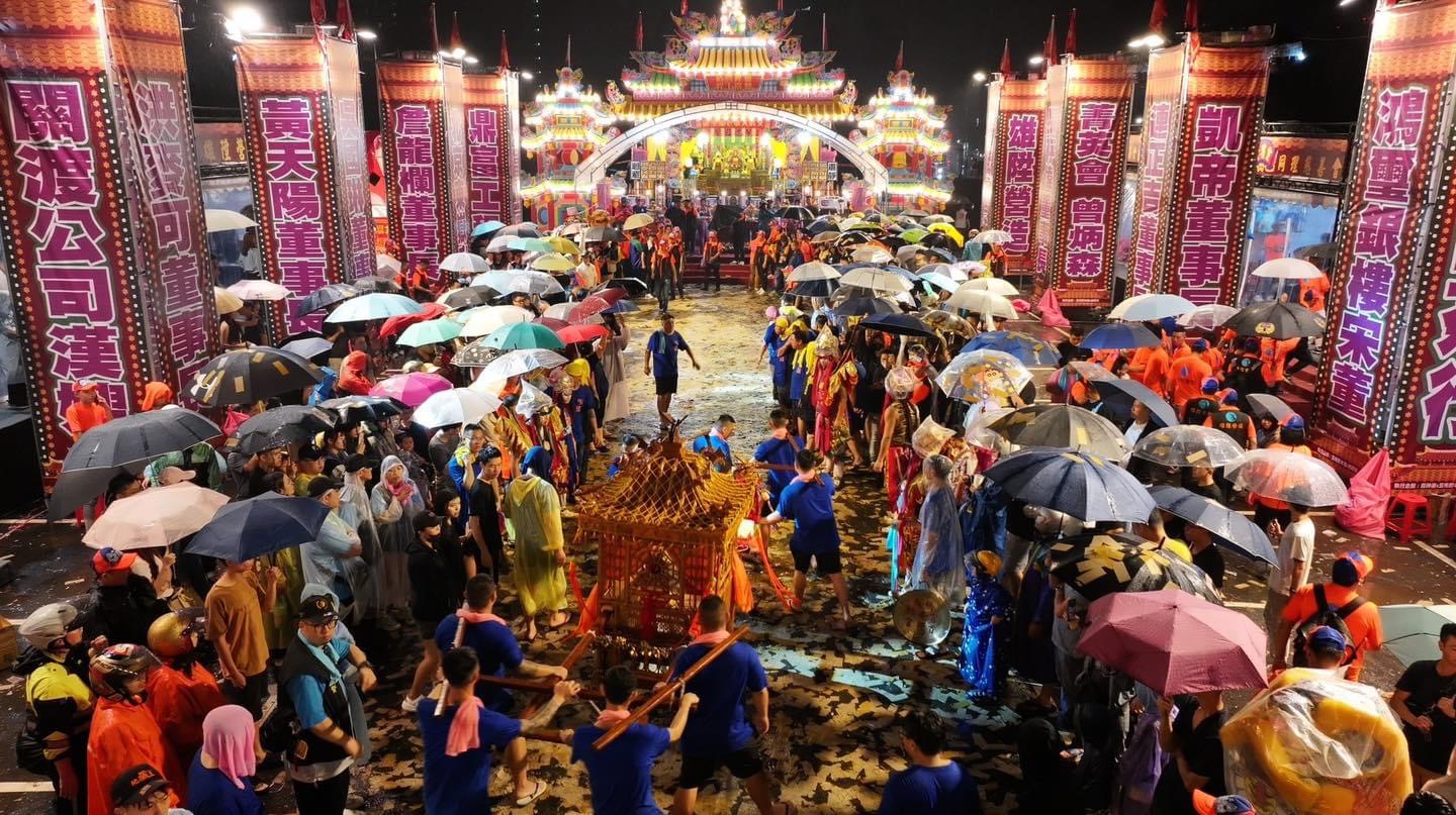 鼎富工程與雄陞營造聯合設立之紅壇規模爲近年之最。(記者徐煜勝翻攝自臉書社團)