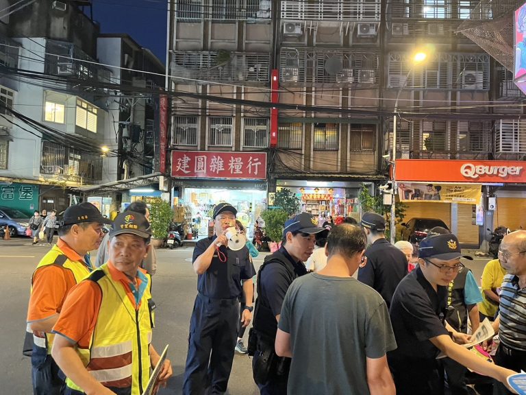 板橋警藉民眾等垃圾車的零碎時間宣導反詐知識。（記者徐煜勝翻攝）