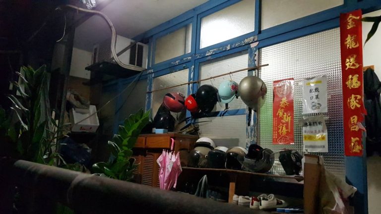 遭開槍毀損之民宅。（記者施立偉攝）