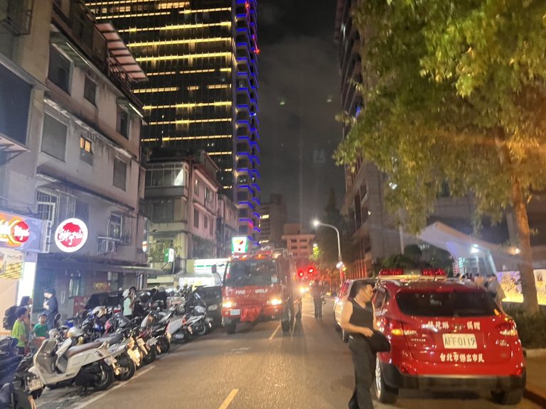 大批消防人員於刑事局救援。(記者徐煜勝翻攝)