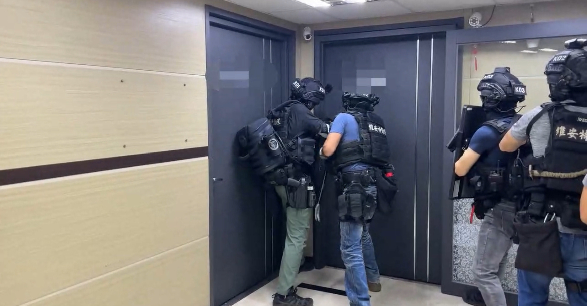 警方攻堅該娛樂城辦公室。(記者徐煜勝翻攝)