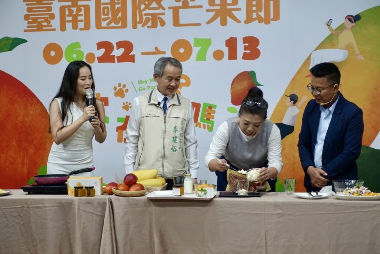 農業局局長李建裕 -阿芳老師蔡季芳 -農糧署副署長 姚志旺為臺南國際芒果節記者會站台。（圖/臺南市政府農業局 提供）