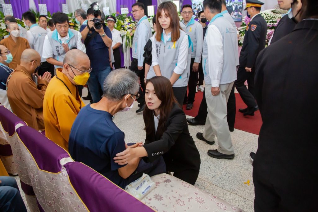 高市長與市府一級主管到場弔唁,慰問家屬。(圖/記者林照東翻攝)