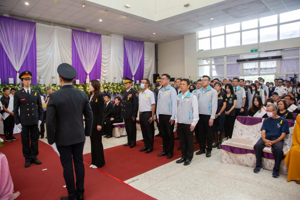 高市長與市府一級主管到場弔唁,表達深切哀悼。(圖/記者林照東翻攝)