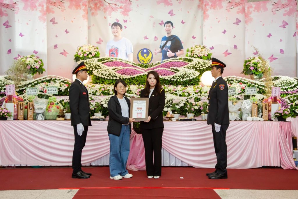 市長高虹安頒布「追晉令」,向2位英勇同仁致上最高敬意。(圖/記者林照東翻攝)