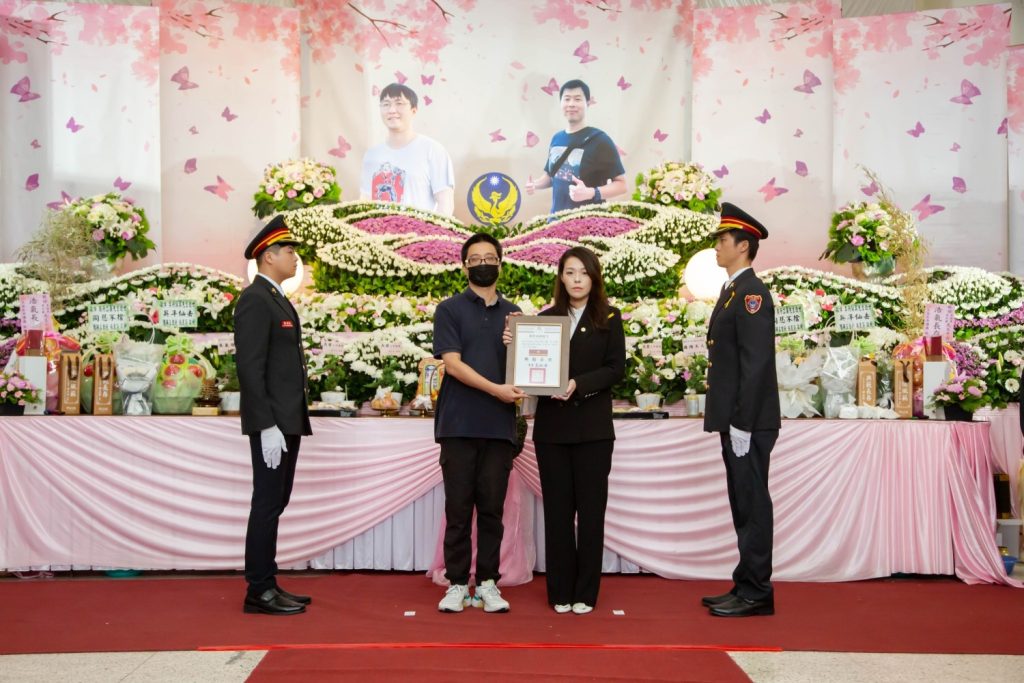 市長高虹安頒布「追晉令」,向2位英勇同仁致上最高敬意。(圖/記者林照東翻攝)