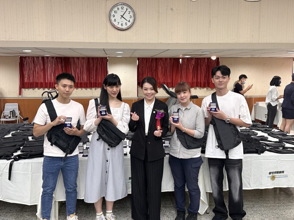 新竹市警友會特別設計四款市面上買不到的輕旅行背包,命名為「青春活力包」送給每一位警察同仁。(圖/記者林照東攝)
