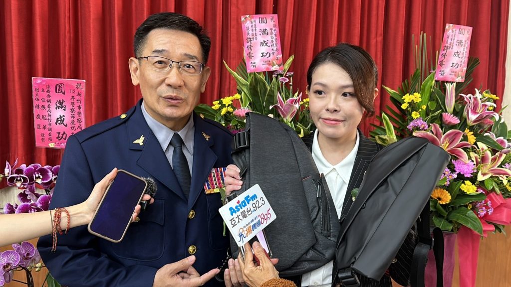 局長邱紹洲表示,竹市警友會呼應警政署長「健康、快樂警察」的方向,特別設計四款市面上買不到的輕旅行背包,命名為「青春活力包」,贈與全市警員,鼓勵同仁放下壓力,休假時拎著包來一場輕旅行。(圖/記者林照東攝)
