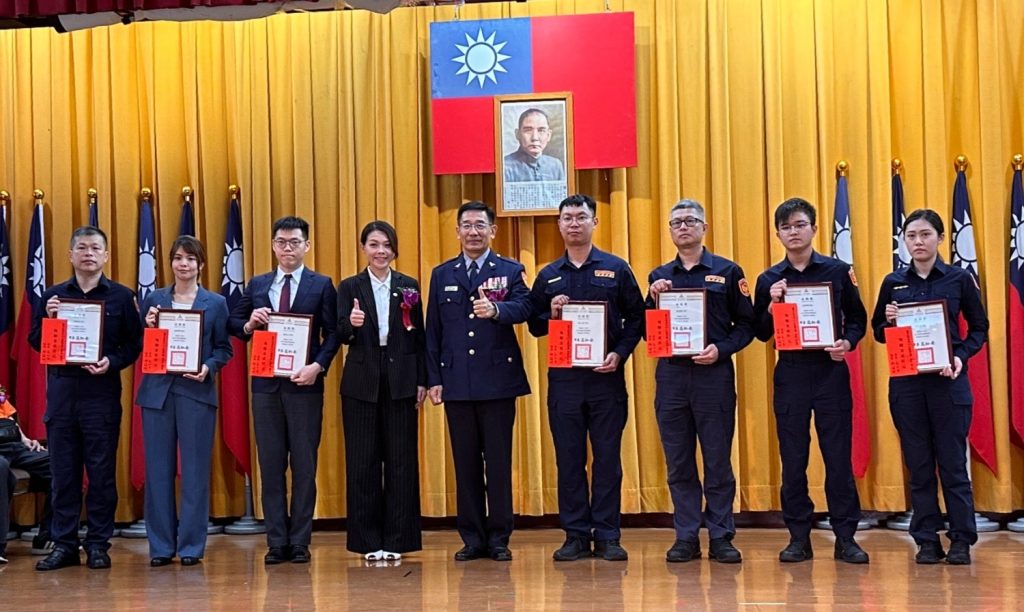新竹市警察局慶祝615警察節,市長高虹安親自頒獎給每位績優警察,並鼓勵每位同仁秉持「標竿學習」的精神,追求卓越的警政成效和優質的為民服務。(圖/記者林照東攝)