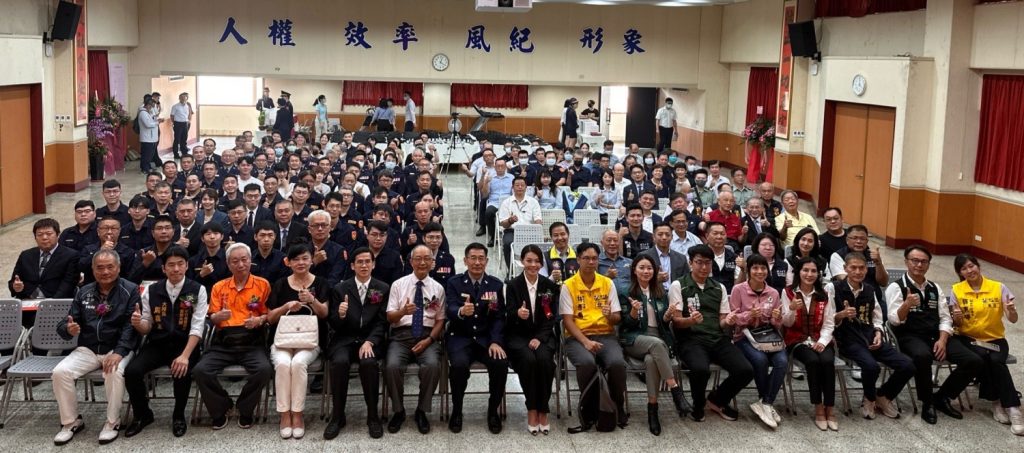 新竹市警察局慶祝615警察節授獎同仁大合照。(圖/記者林照東攝)