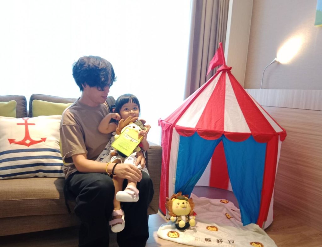 安捷AJ拔得頭籌獲授權推出的皮皮獅客家風情套房，主打親子客群萌經濟。（圖/記者黃溎芬攝影）