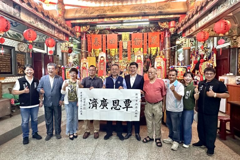 余政憲總召代表賴總統致贈墨寶「覃恩廣濟」，寓意在於廣布恩澤、廣濟天下，彰顯政府對人民的關懷與期許。（圖/記者林照東攝）