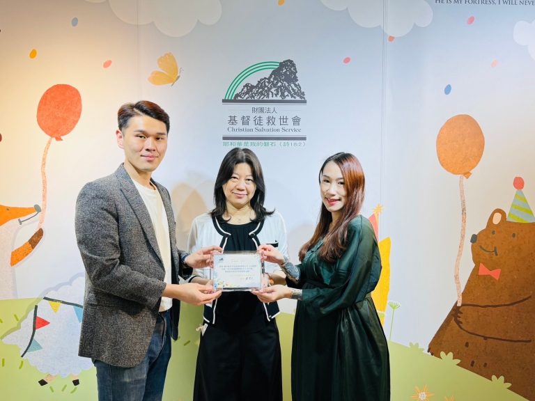 (由右至左)莊淑旂博士第四代傳人、基督徒救世會營運長胡晶晶及廣和受獎代表人受獎合影留念。(圖/廣和提供)