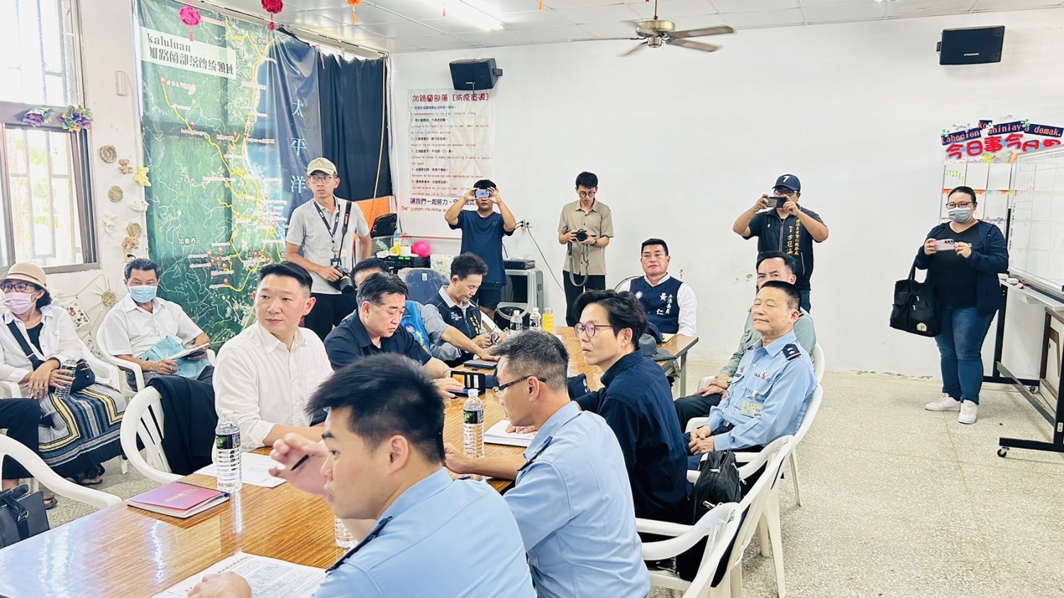 黃仁親自主持於台東加路蘭部落活動中心召開的「台東志航基地噪音補償案暨現地會勘協調會」會勘。(圖/黃仁國會辦公室提供)