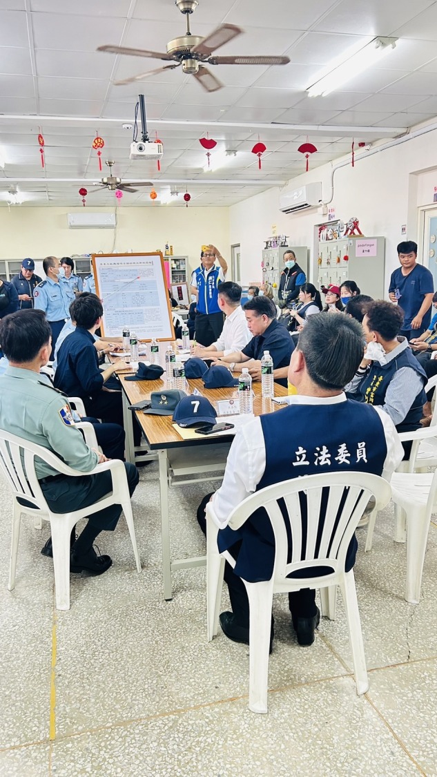 黃仁聽取國防部簡報。(圖/黃仁國會辦公室提供)