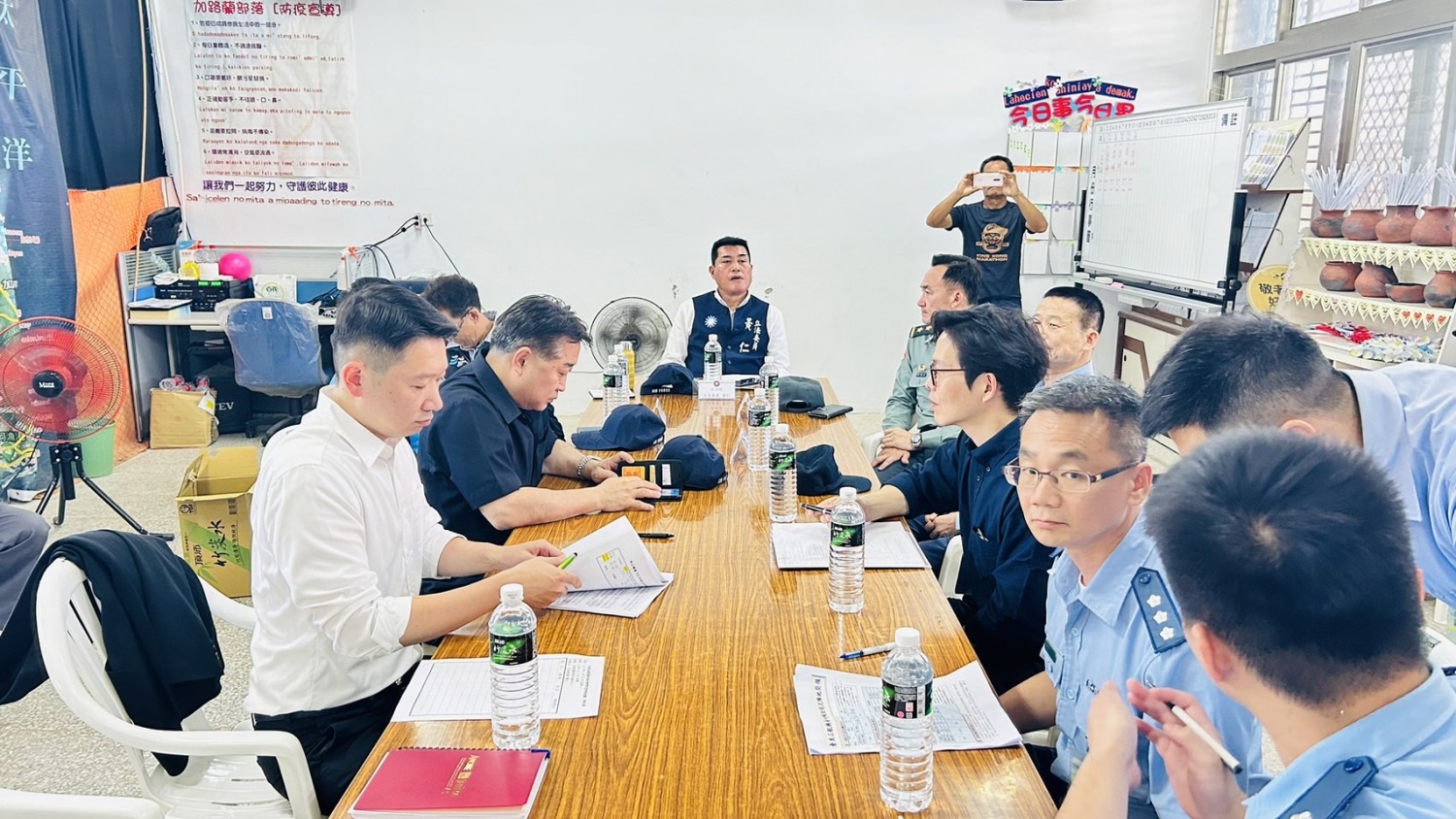 會勘過程中,與會者發言踴躍。(圖/黃仁國會辦公室提供)