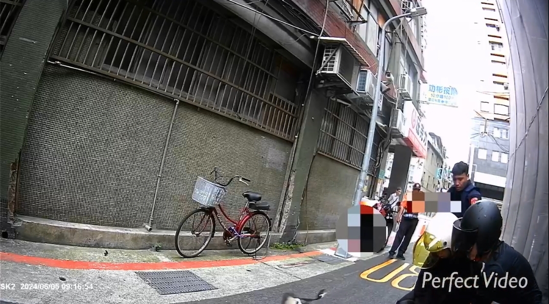 英勇女警奮勇上前強力制伏,成功將嫌犯逮捕,並當場查扣其搶奪的手機。(記者黃荷琇 翻攝)