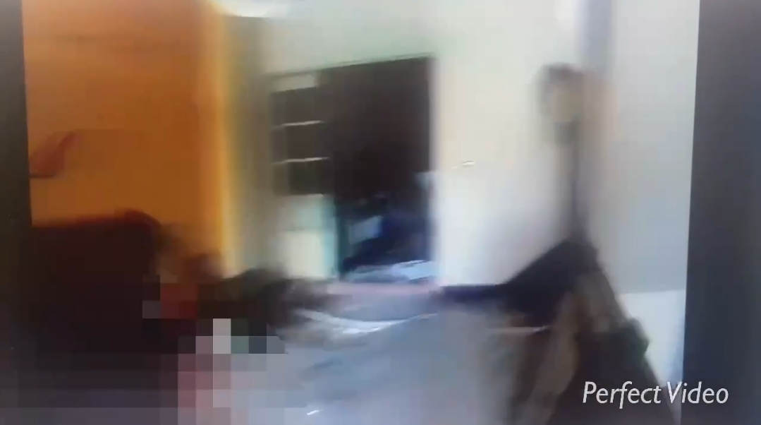 抓捕過程中,嫌犯突如其來的逃跑,並向警方丟擲廢棄物品以逃脫追捕。(記者黃荷琇 翻攝)