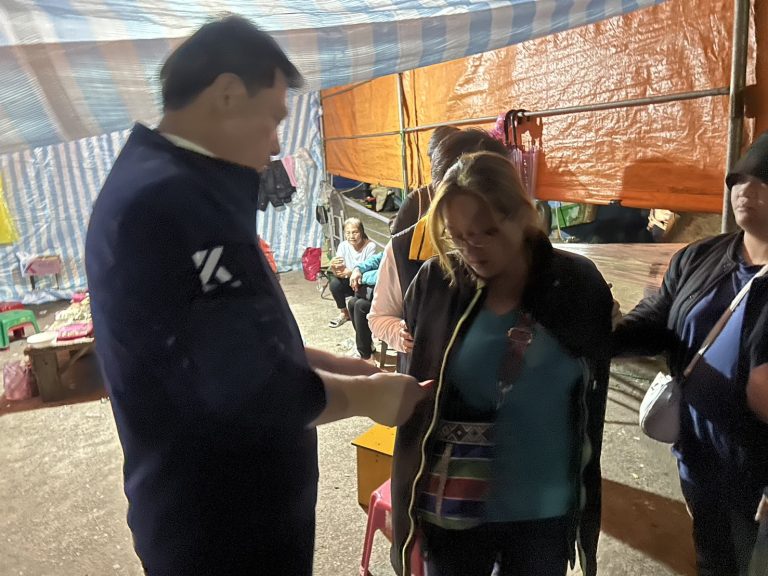 立法委員黃仁獲悉鄭姓原住民船員下落不明，漏夜趕赴八斗子漁港慰勉家屬，並積極協調海空救難單位，持續救援。(記者包克明 攝)