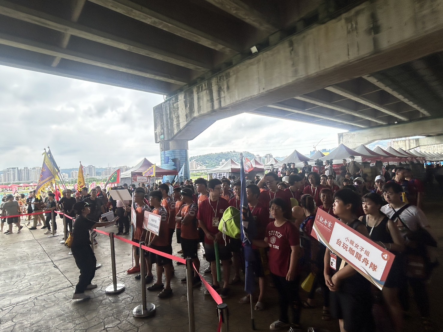 第14屆新北市議長盃龍舟錦標賽共有98支隊伍、2100名選手參賽,場面相當熱鬧。(記者包克明 翻攝)