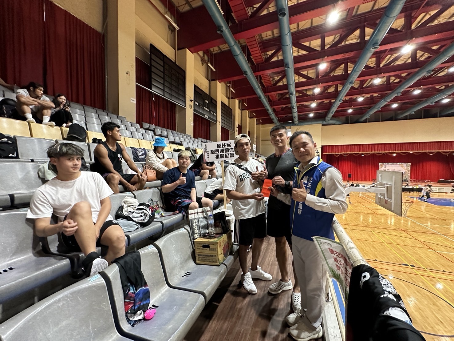 平地原住民立委黃仁特別指派特助陳偉華到場為選手加油。(記者包克明 攝)