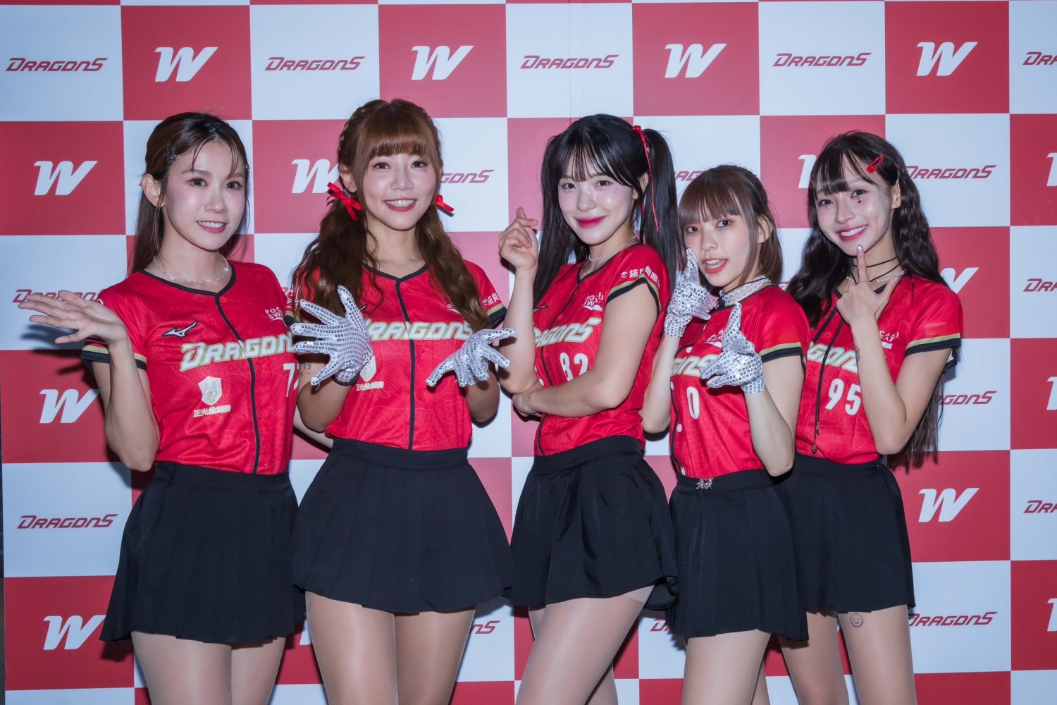 左起-琪琪、小映、李多慧、霖霖、林襄，為彼此加油打氣Never give up(圖/莉奈享務所提供)