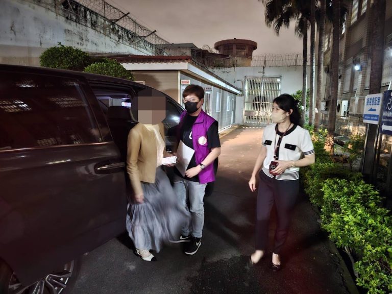 積欠稅及健保費823萬元的夏女被管收後，同意先繳100萬元，餘額再分期繳納後獲釋。(記者張欽翻攝)