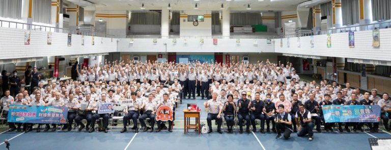 分局長蕭惠珠率內湖分局同仁與全體義警同仁大合照。（記者薛秀蓮翻攝)