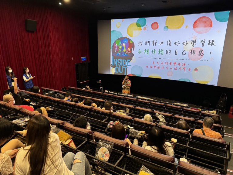 講師透過電影片段進行情境再現，以薩提爾冰山理論分析，呼籲成為情緒掌舵者。（記者薛秀蓮翻攝)