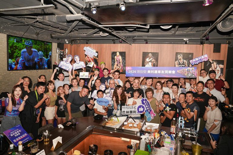 車友同樂會台北場主持人哲睿與網紅EVA與大家開心合影。(圖/美利達提供)