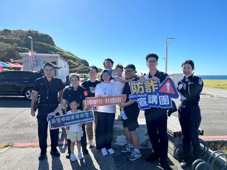 第二分局八斗子分駐所於浪曲嘉年華現場進行反詐騙宣導。（記者薛秀蓮翻攝)