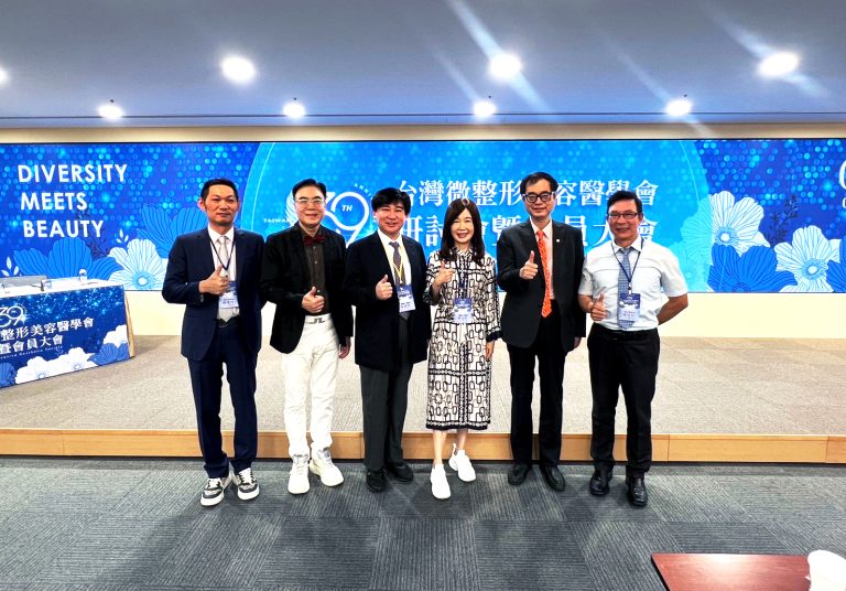 台灣微整形美容醫學會理監事與貴賓合影。(左起大會執行長暨理事陳俊光醫師、理事曾明理醫師、榮譽理事長張朝凱醫師、理事長陳美齡醫師、中華民國美容醫學醫學會理事長黃啟嘉醫師、大會執行長暨理事邱正宏醫師)。(圖/台灣微整形美容醫學會提供。)