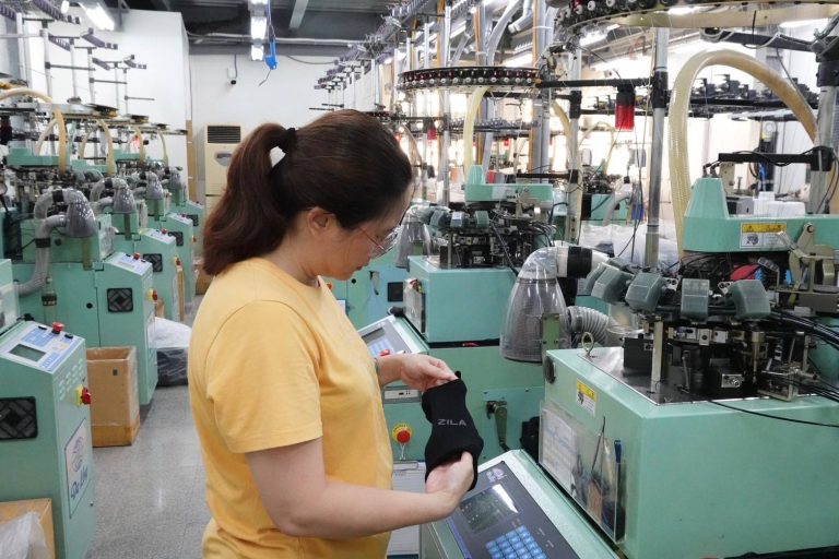 劉美杏經理品檢下機襪子並確認規格是否合格（ZILA采樂提供）